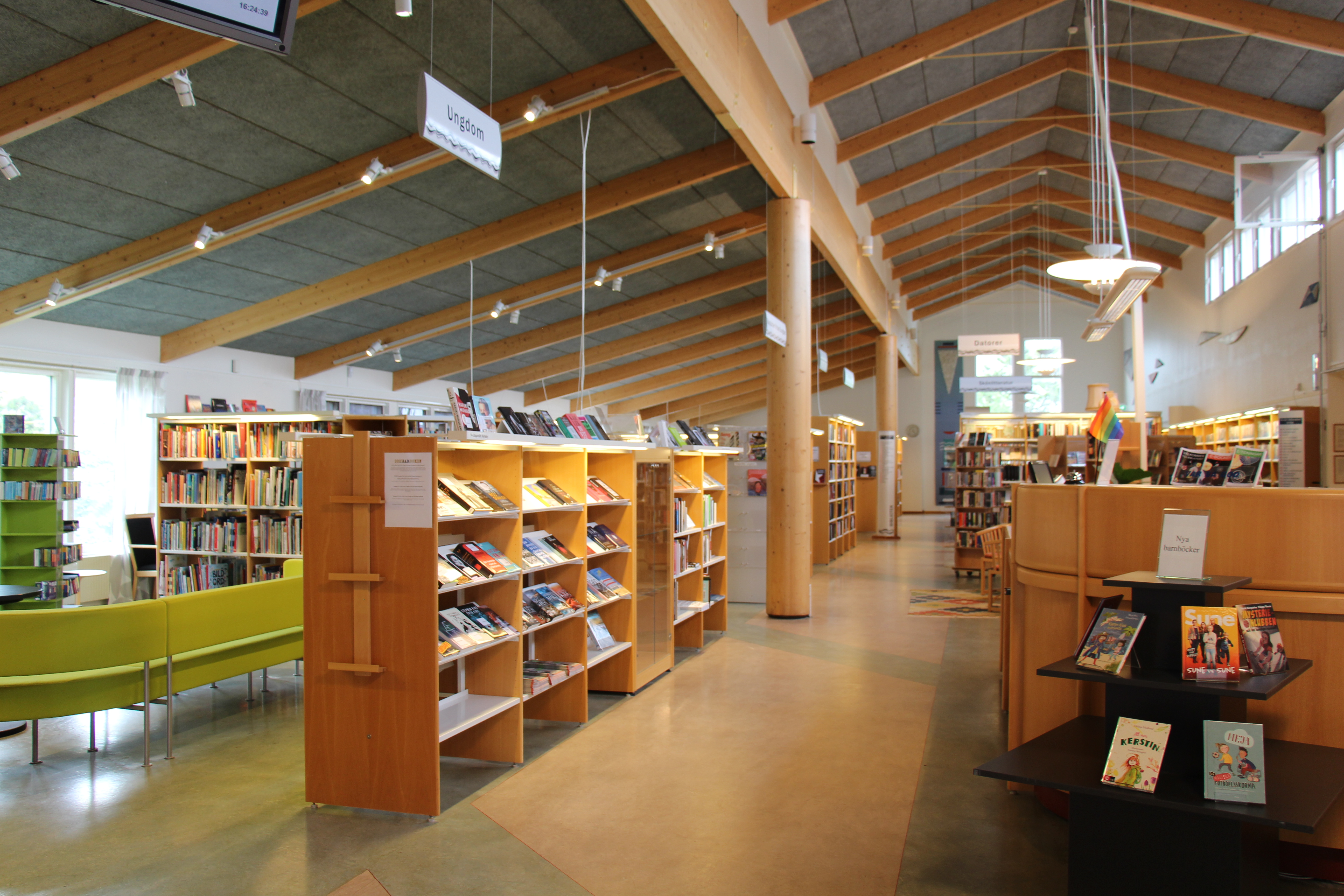 Bild på bokhyllor, tagen inuti Öckerö bibliotek
