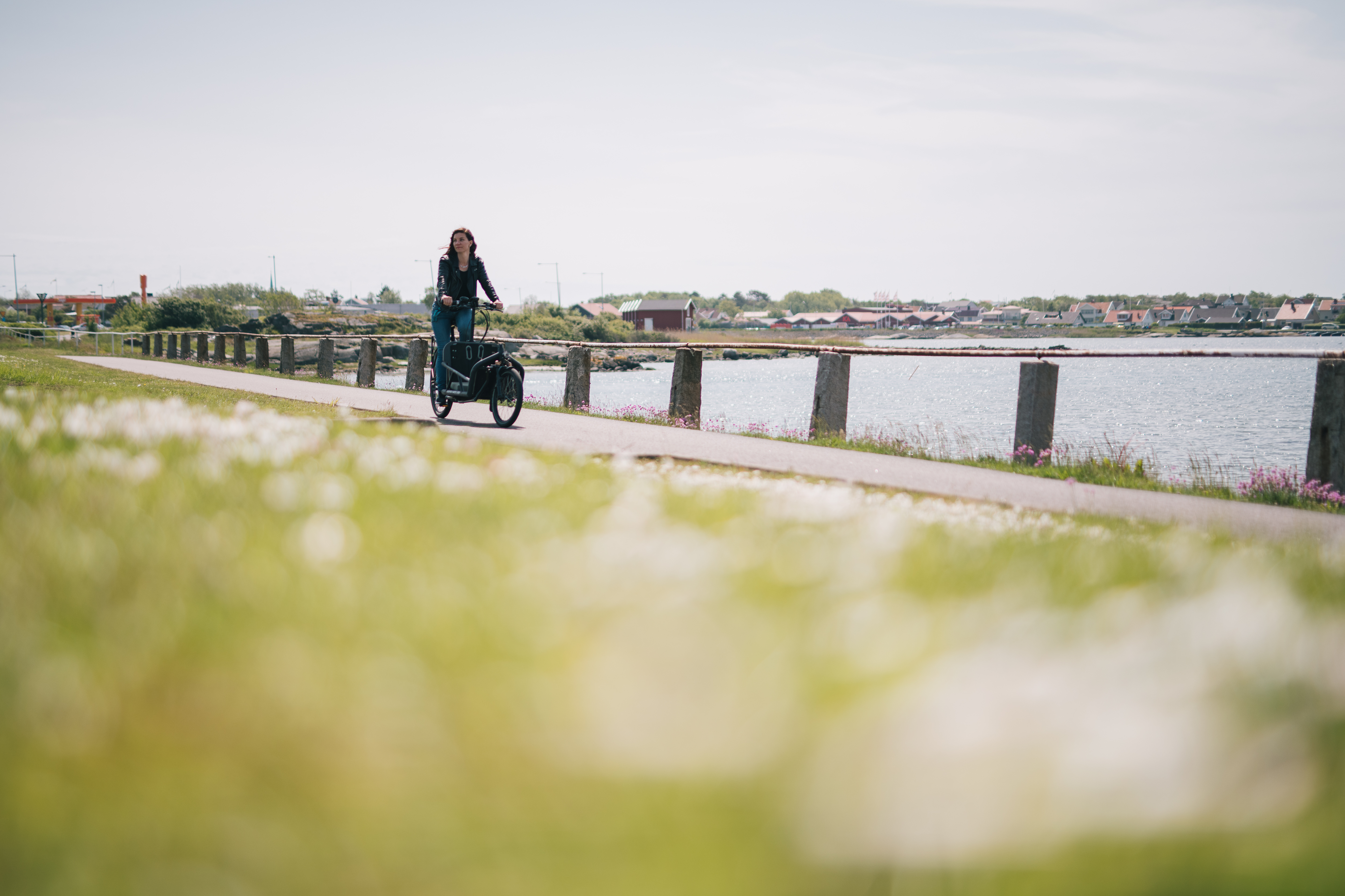 Kvinna cyklar på bron mellan Öckerö och Hönö