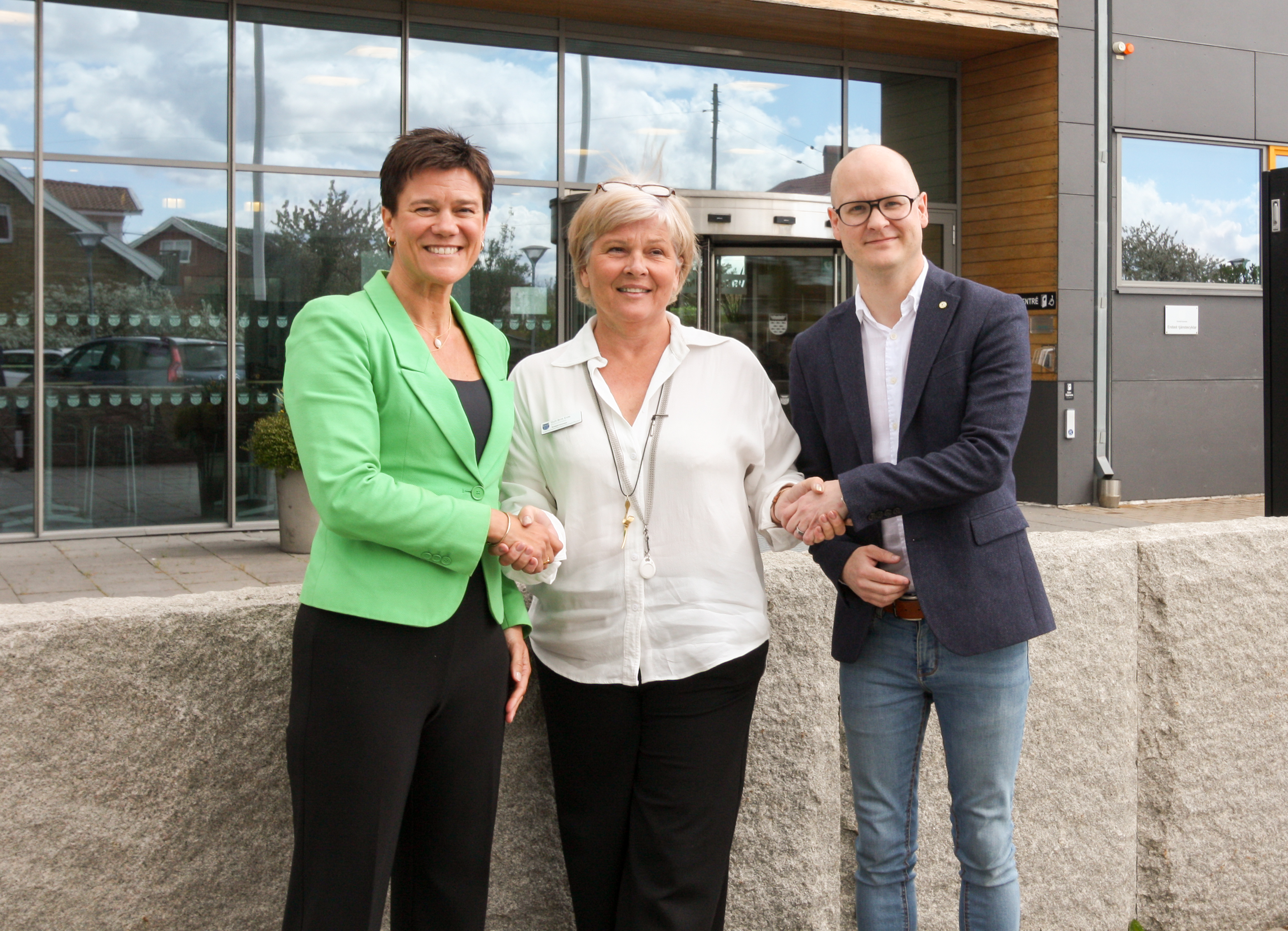 På bilden ses VD på NCC Carola Lavén, Kommundirektör Gull-Britt Eide samt VD för Öckerö fastigheter AB Hans Andreasson skaka hand.