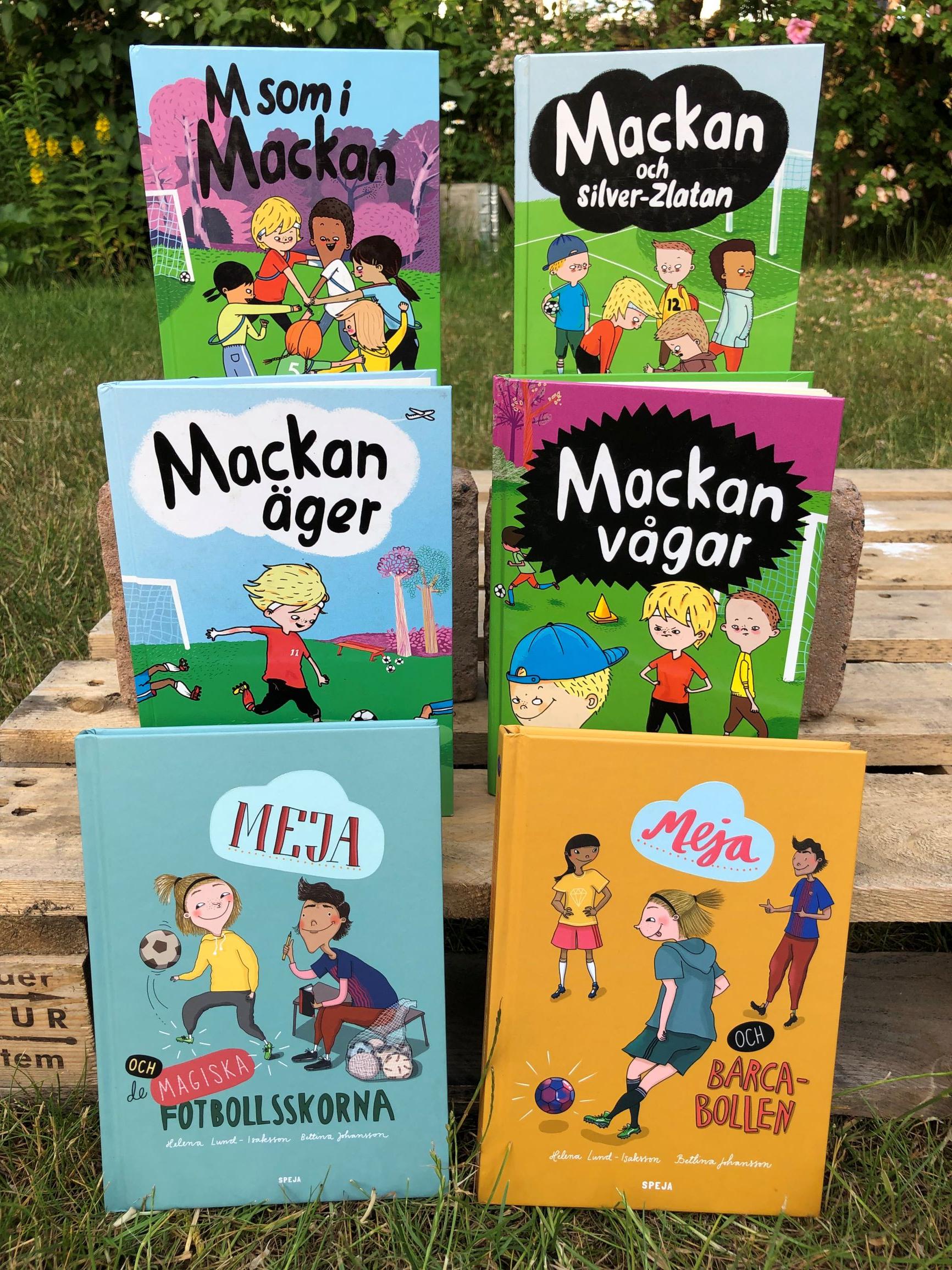 Fotografi av 6 böcker i Mackan och Meja-serien, uppställda på en träpall ute i det fria.