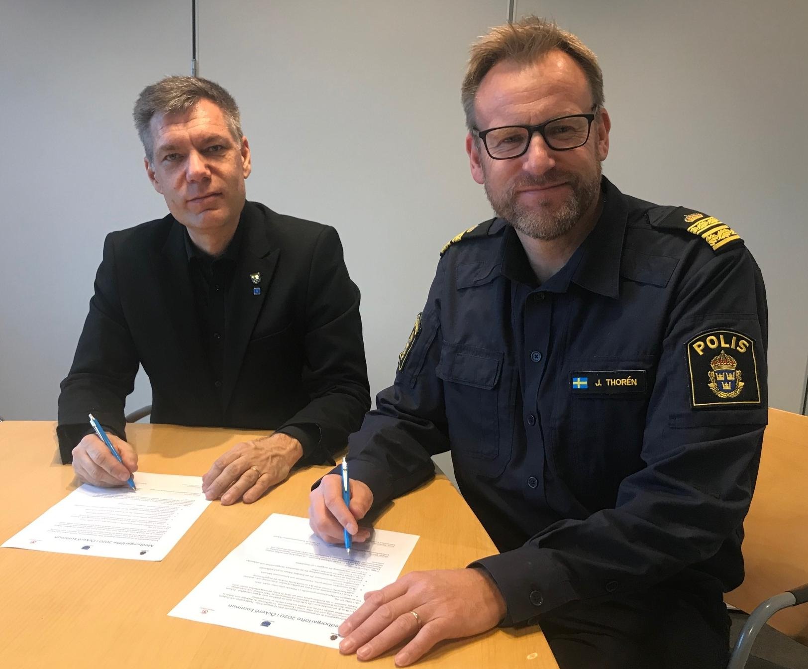 Jan Utbult, kommunalråd och Jörgen Thorén, lokalpolisområdeschef signerar medborgarlöftet 2020.