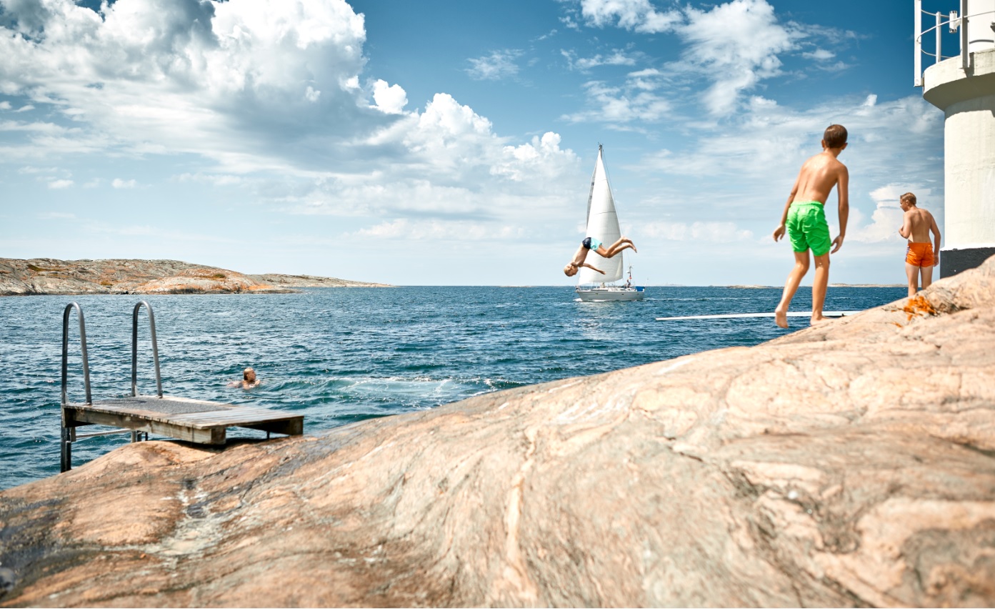 killar bad klippor badstege segelbåt fyr Fotograf Jonas Ingman