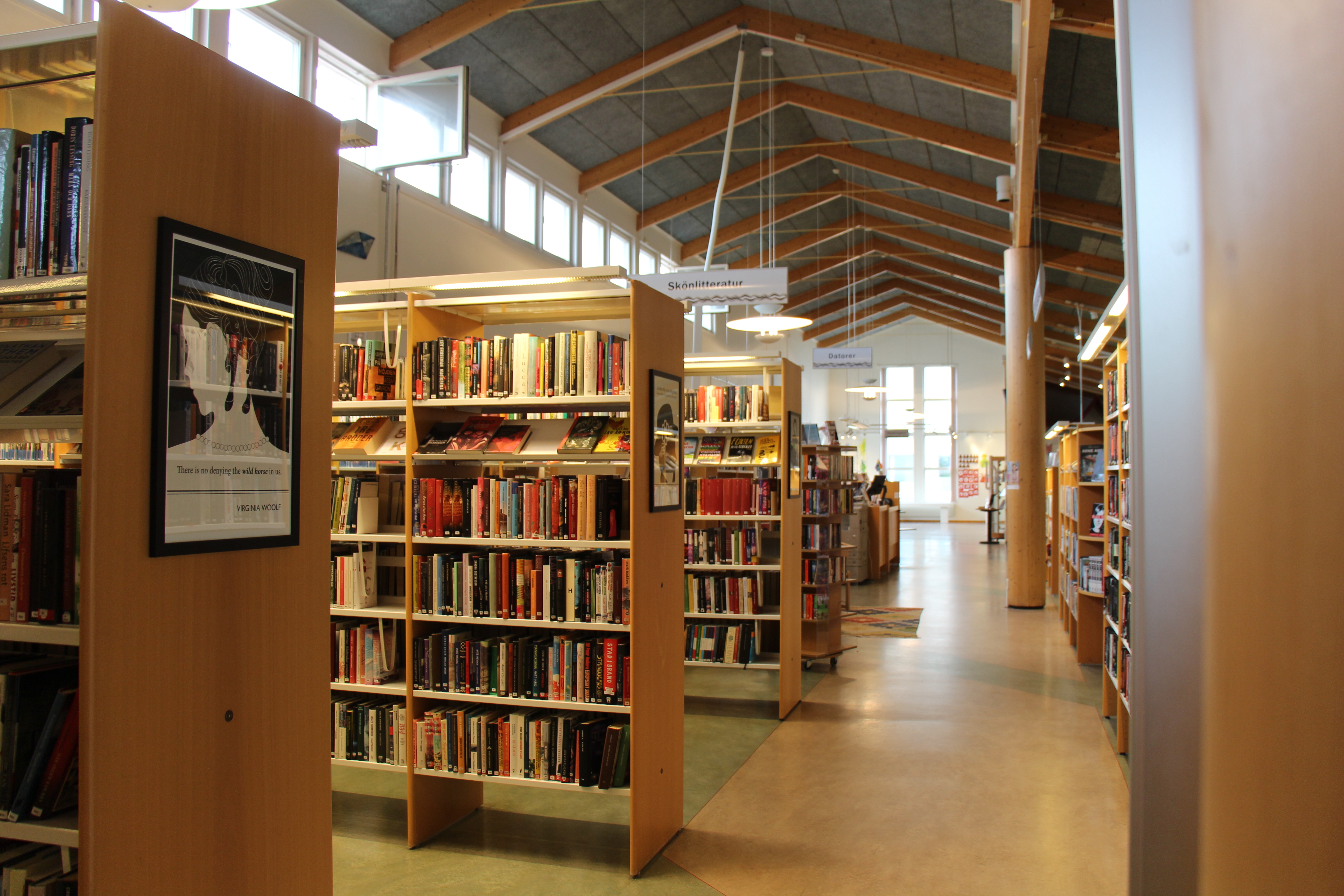 Korridor med böcker på Öckerö bibliotek.